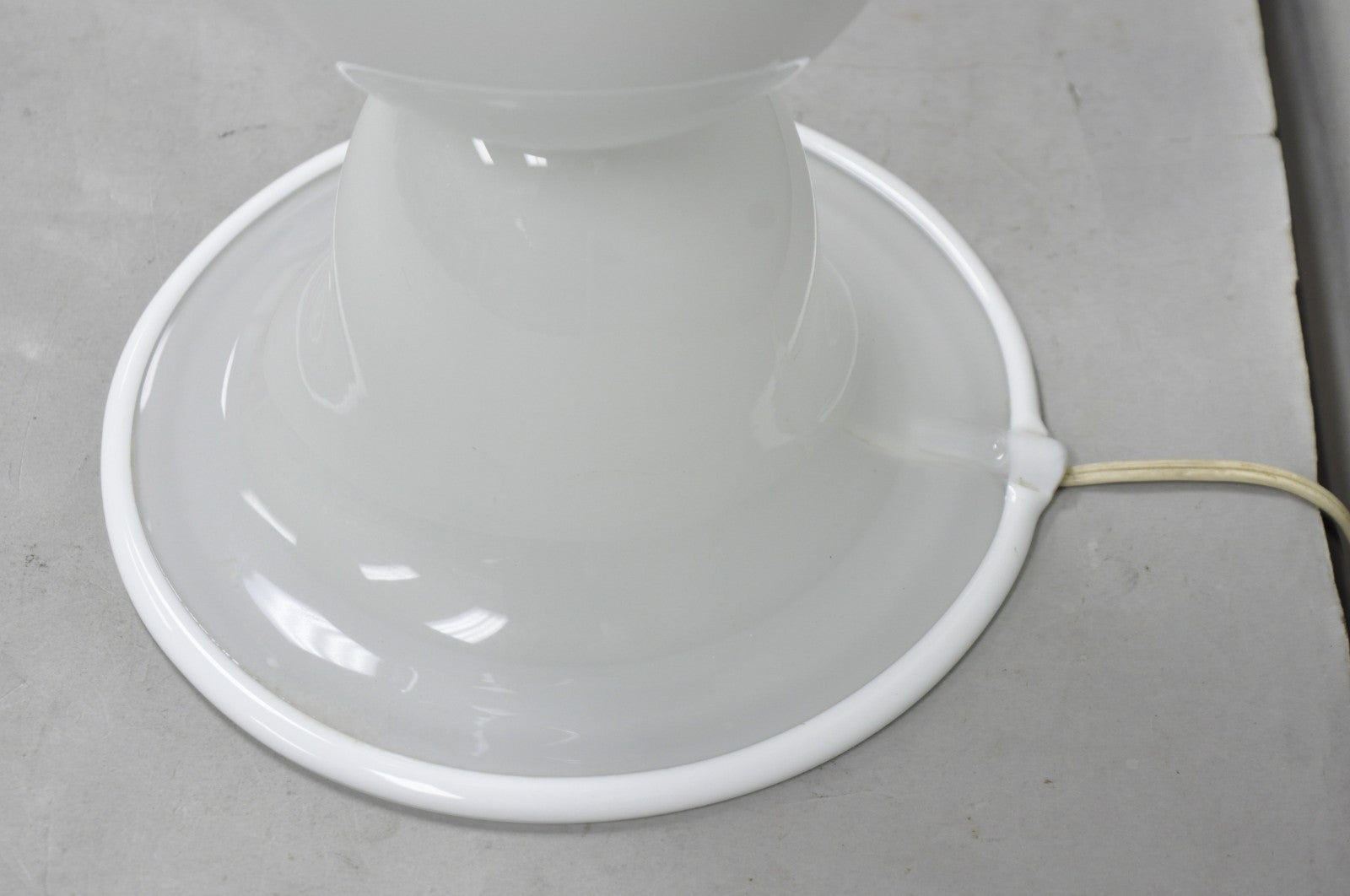 Vintage Italian Murano Mid Century Modern White Glass Handkerchief Table Lamp