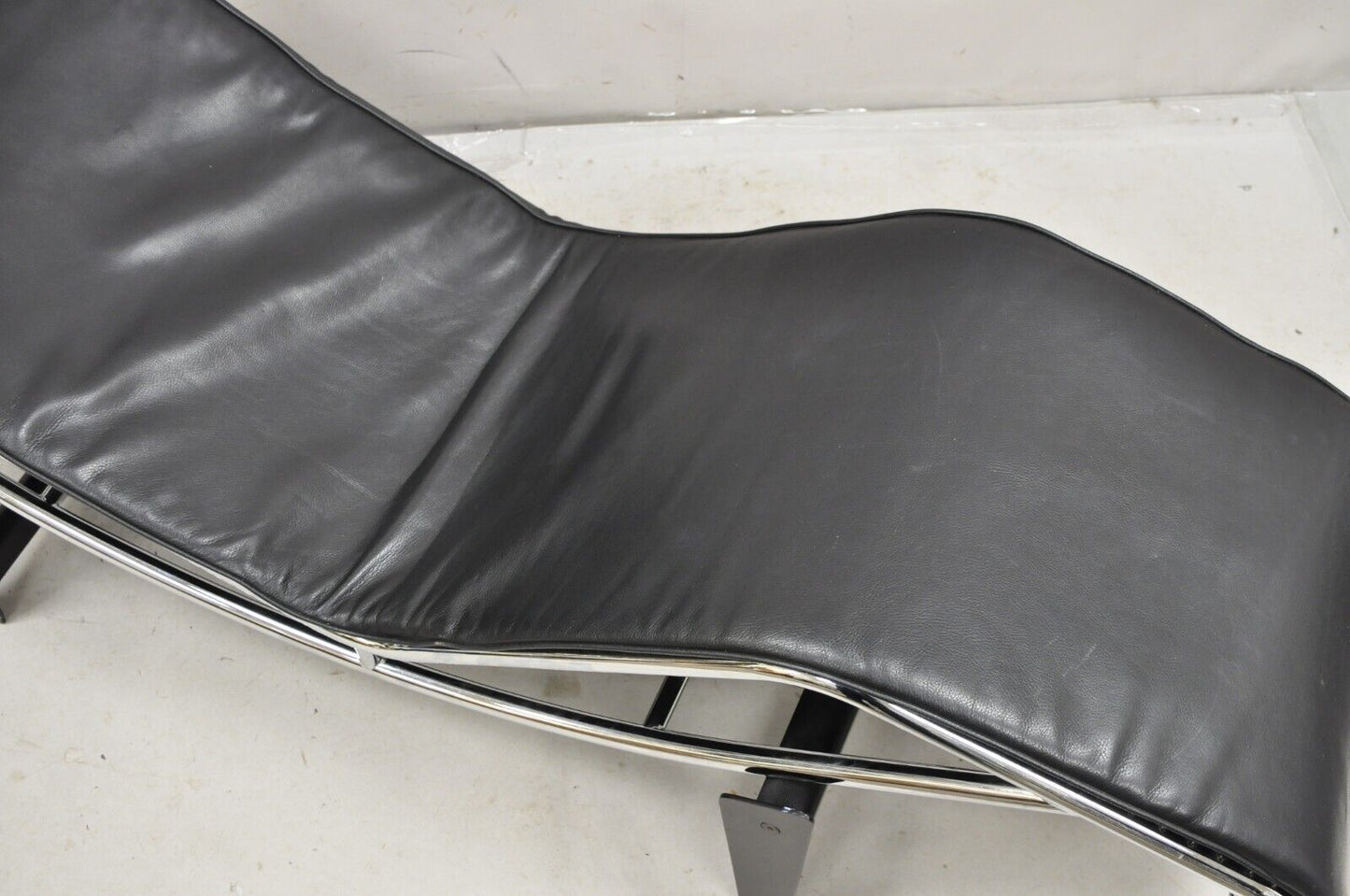 Replica Le Corbusier LC4 Style Chaise Lounge Chair in Black Leather