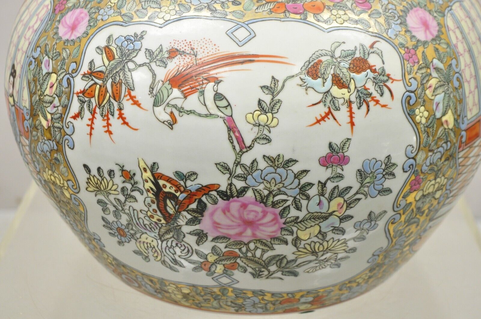 Vintage Chinese Export Porcelain Bulbous Vase with Figural Scenes