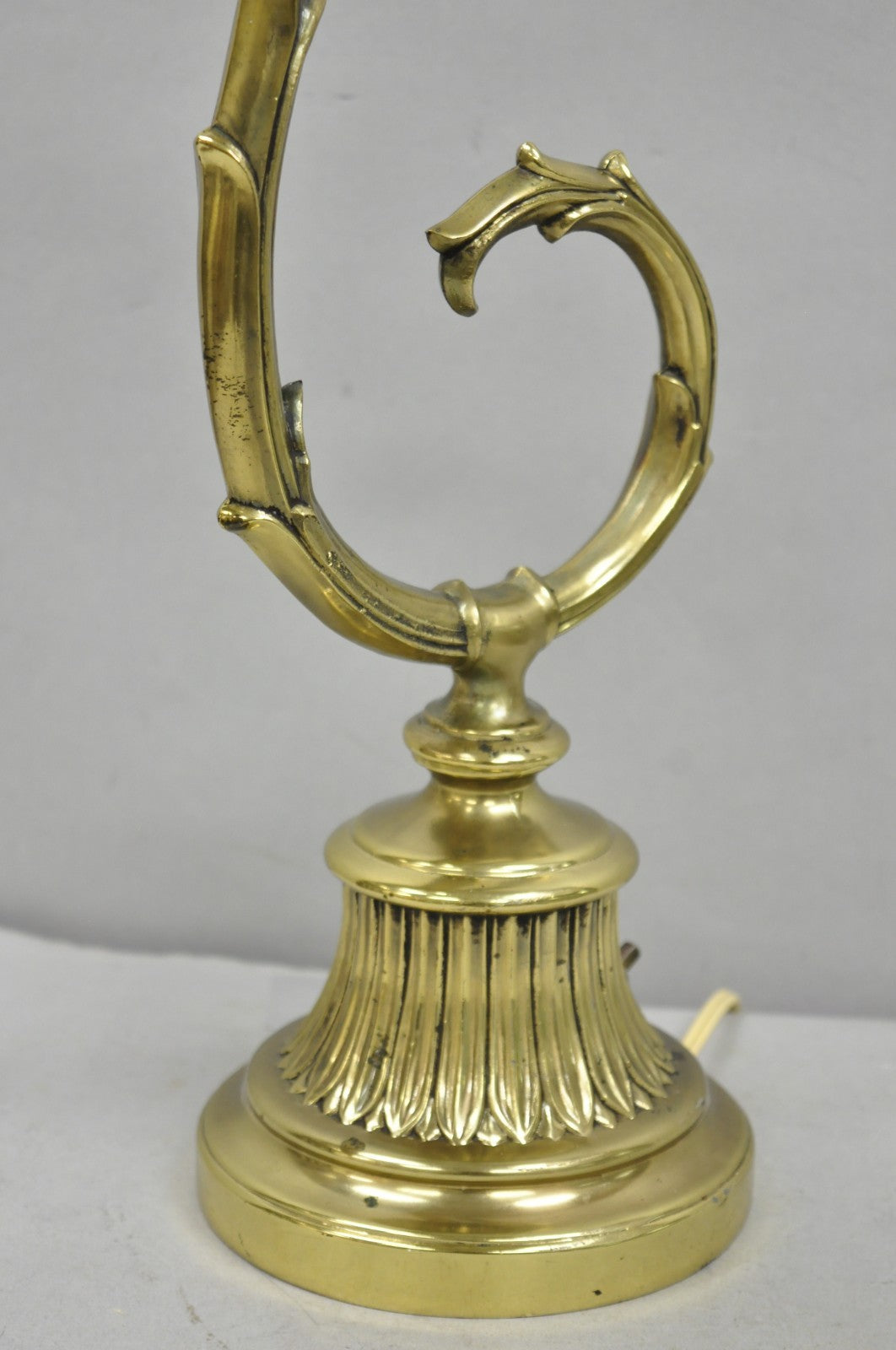 Vintage Victorian Style Brass Acanthus Scrolling Bankers Desk Table Lamp