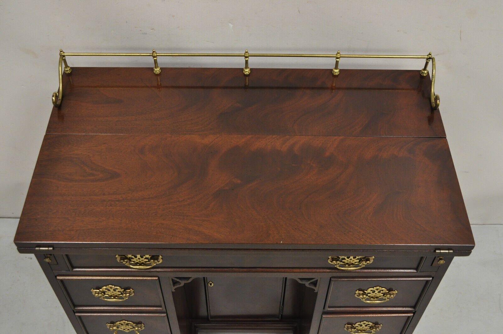 Vintage Sligh Georgian Chippendale Style Crotch Mahogany Kneehole Desk