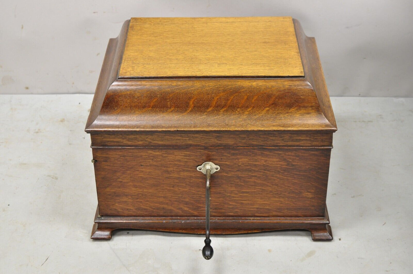 Victrola Victor Talking Machine Oak Case Record Player Model VV-IX-252347G