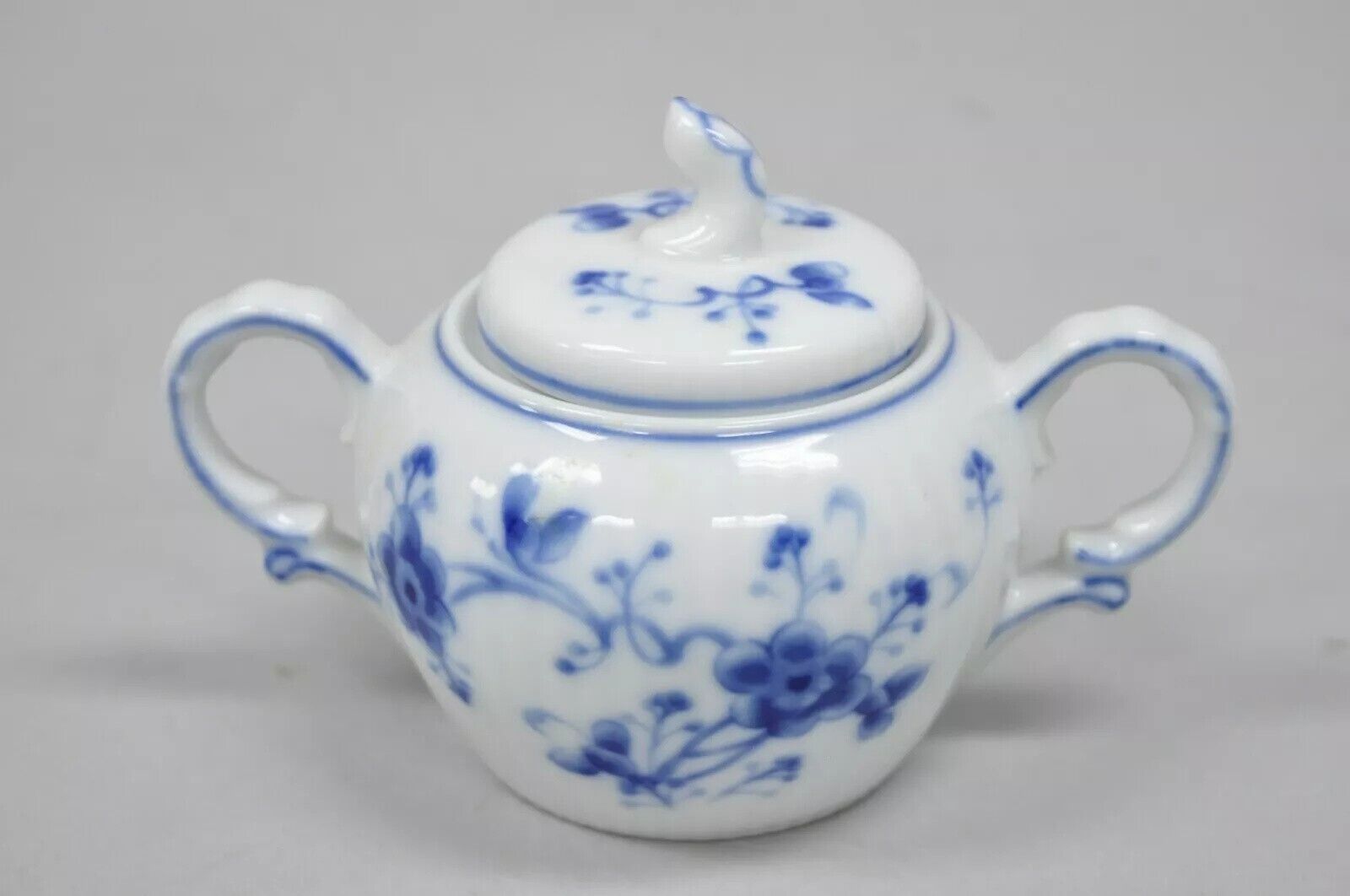 SIGMA Double Handle Lidded Porcelain Sugar Bowl Victoria Blue 7050