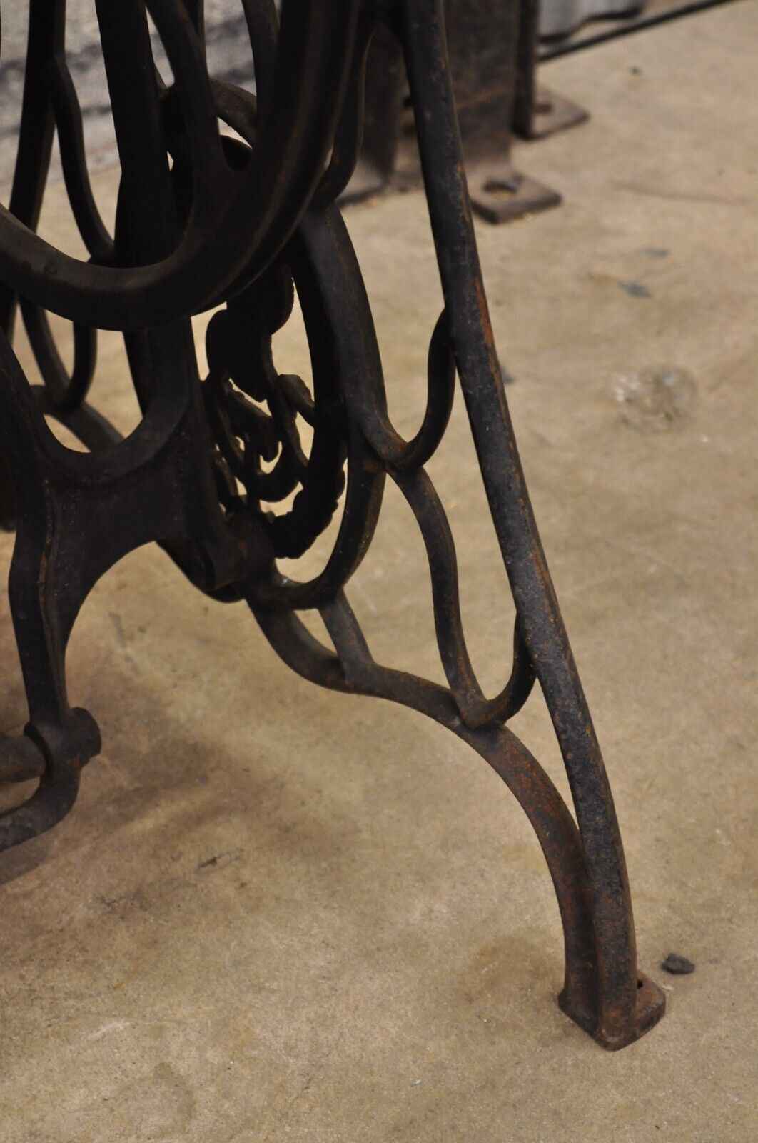 Cast Iron Singer Treadle Sewing Machine Base Console Table Oval Marble Top