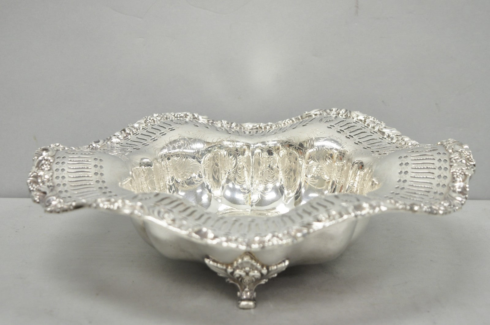 Webster Wilcox 3236C International Silver Plated Scalloped Centerpiece Bowl