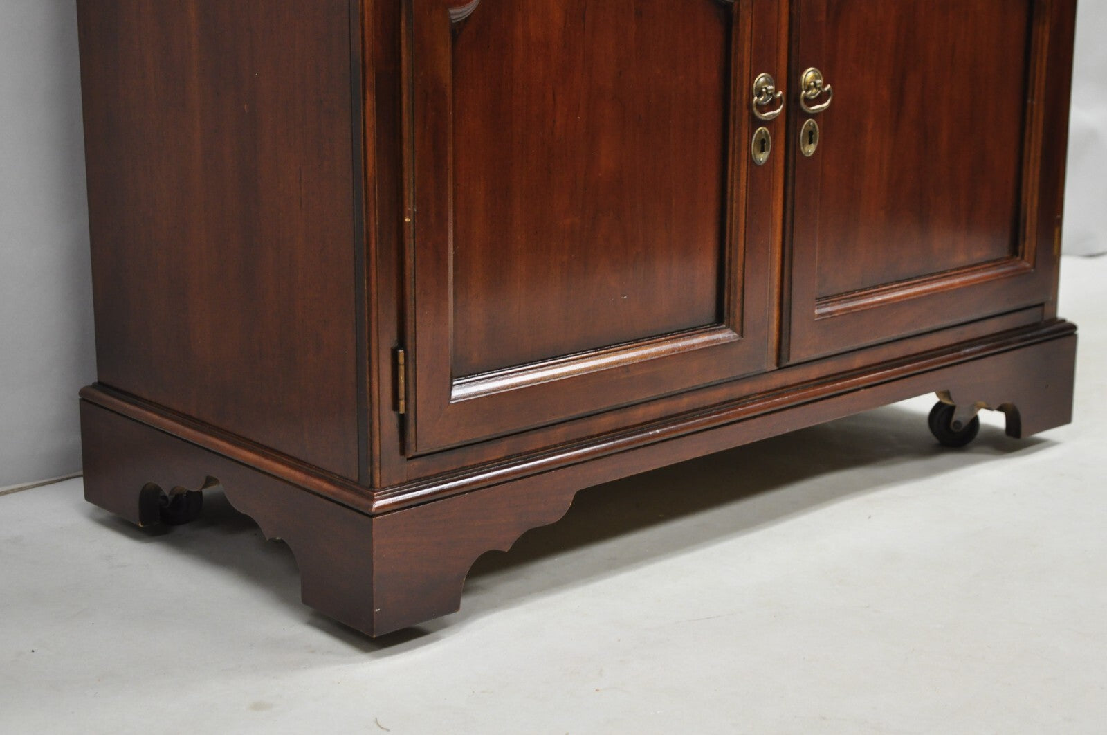 Vintage Drexel Heritge Georgian Style Cherry Wood Dry Bar Server Cabinet