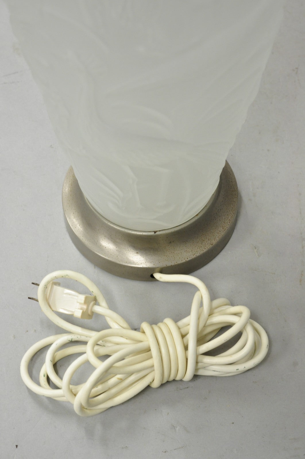 Vintage Chinoiserie Raised Satin Glass Tropical Birds Art Nouveau Table Lamp