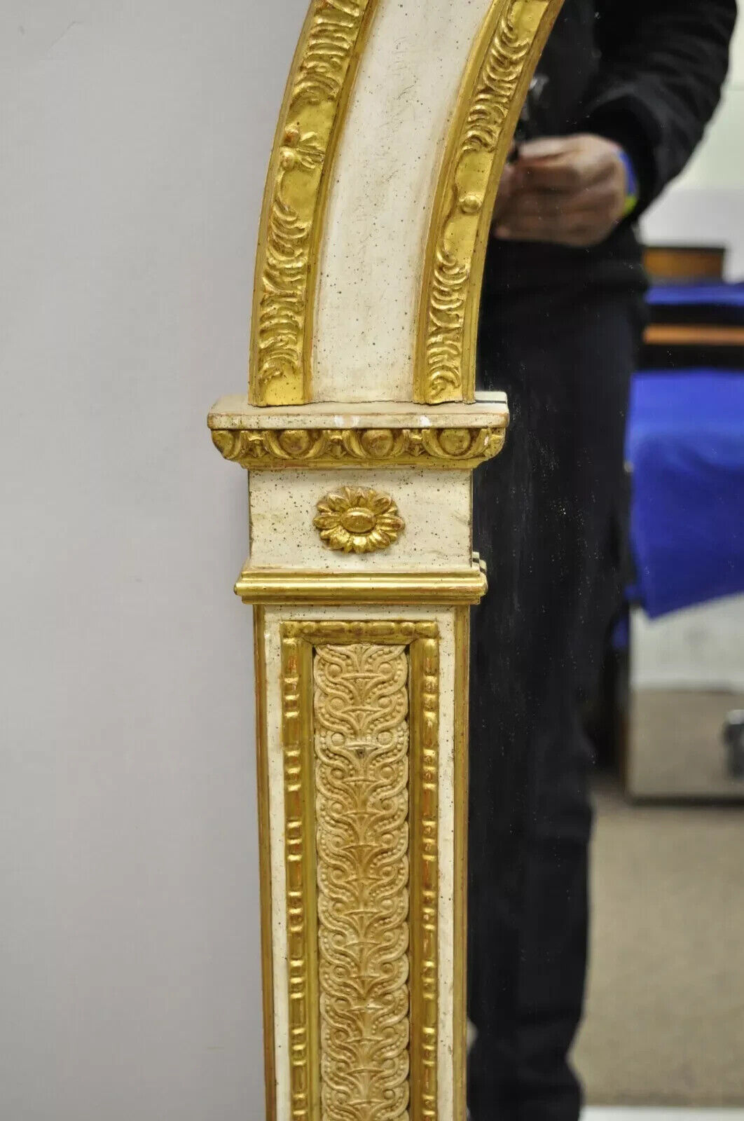 Antique Italian Neoclassical Carved Gold Giltwood Arched Large Wall Mirror