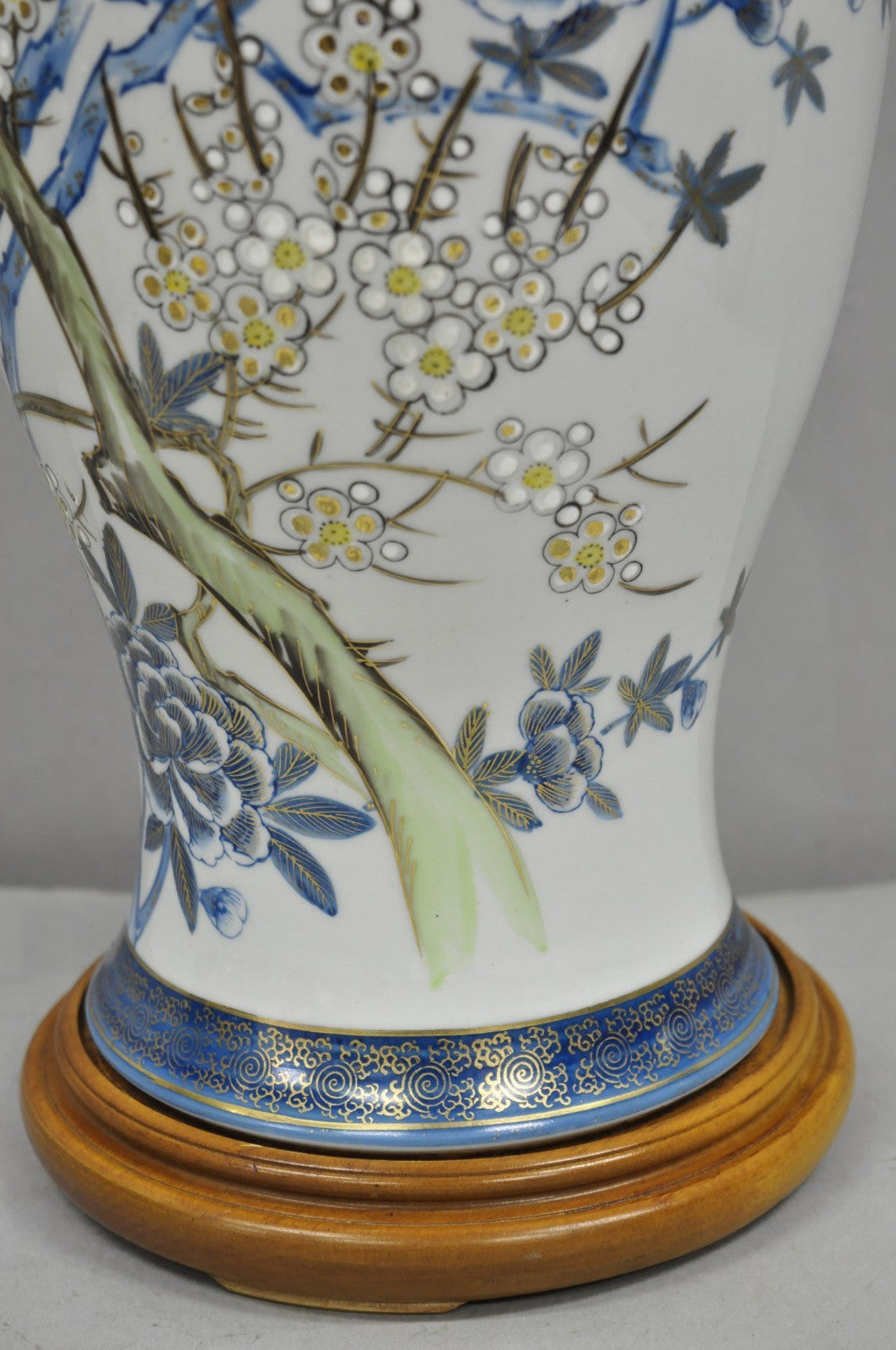 Vintage Chinoiserie Chinese Blue Flower Porcelain Jardiniere Vase Table Lamp