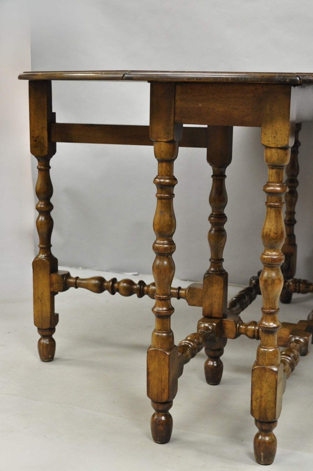 Antique William & Mary Large Round Dropleaf Maple Wood Gate Leg Dining Table