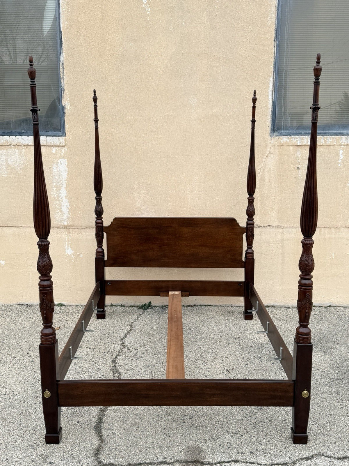 Henredon Georgian Chippendale Mahogany Queen Size Tall Carved Finial Poster Bed