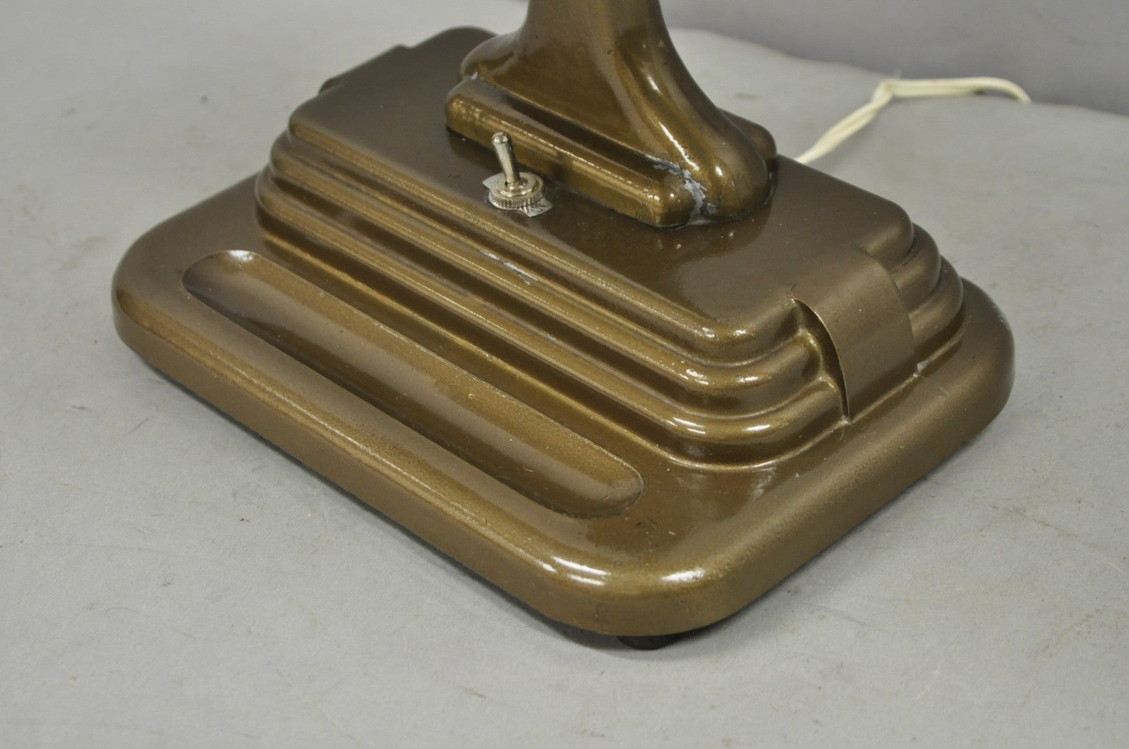 Vintage Mid Century Modern Art Deco Metal Bronze Finish Bankers Table Desk Lamp