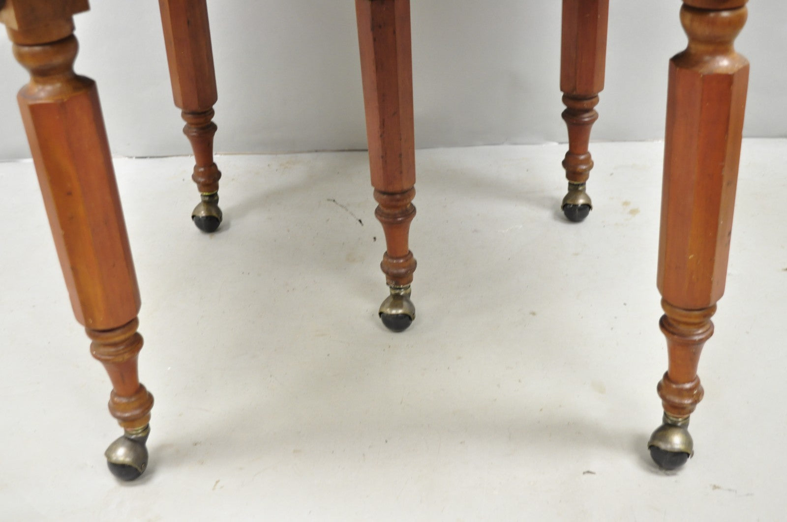 Antique English Victorian Oak & Elm Wood Round Extension Dining Table w 3 Leaves