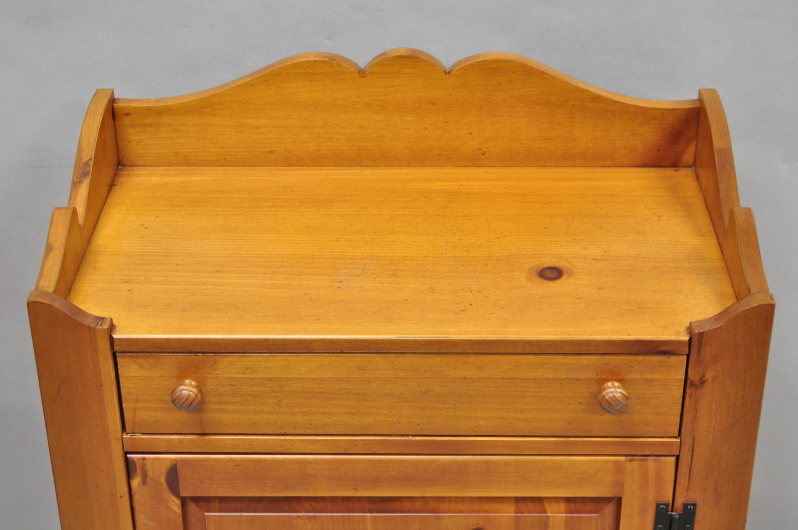 Vintage Broyhill USA Colonial Style Pine Wood Washstand Side Table Cabinet
