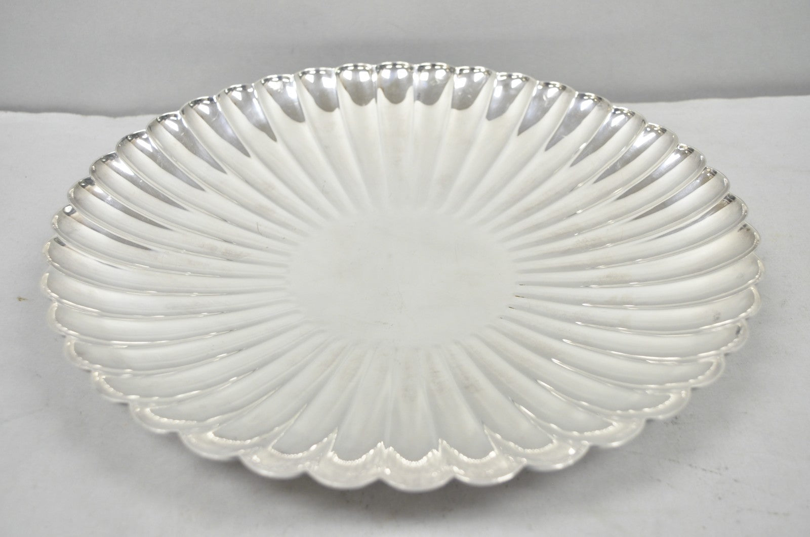 Reed & Barton 1853 Modern Silver Plated Scalloped 14" Round Dish Serving Platter
