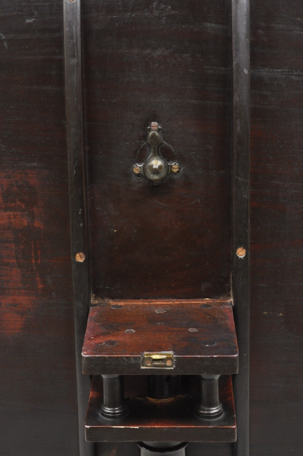 Antique English George III Queen Anne Style Mahogany Tilt Top Round Tea Table