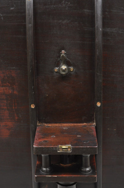 Antique English George III Queen Anne Style Mahogany Tilt Top Round Tea Table