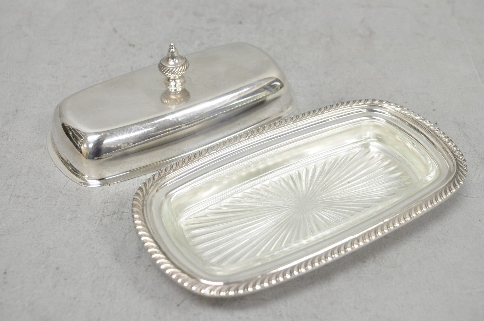 Vintage Oneida Silver Plated Covered Butter Dish w/ Glass Liner (A)