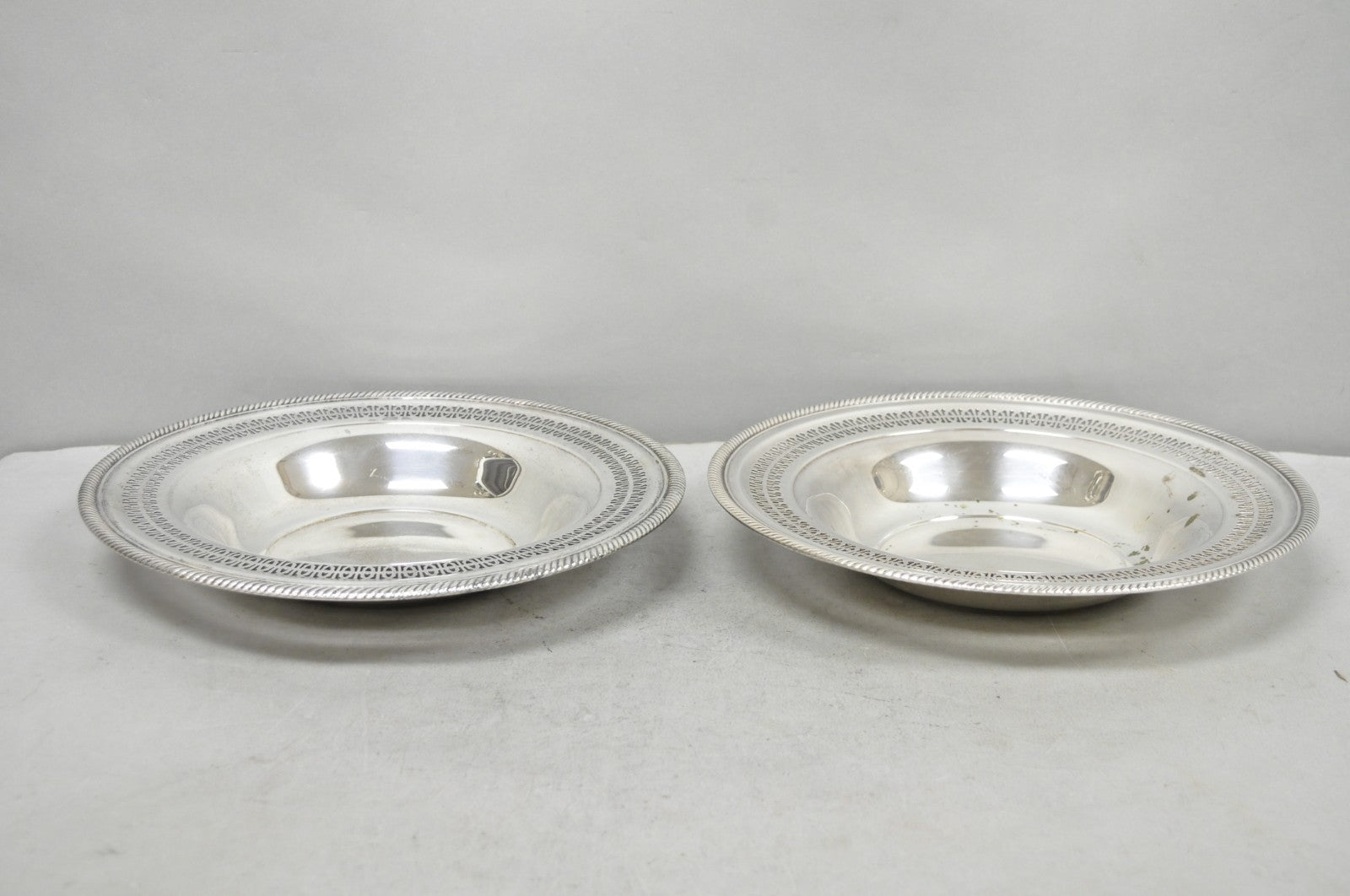 Vintage WM Rogers 835 Silver Plated Round Collection Plate Serving Dish - a Pair