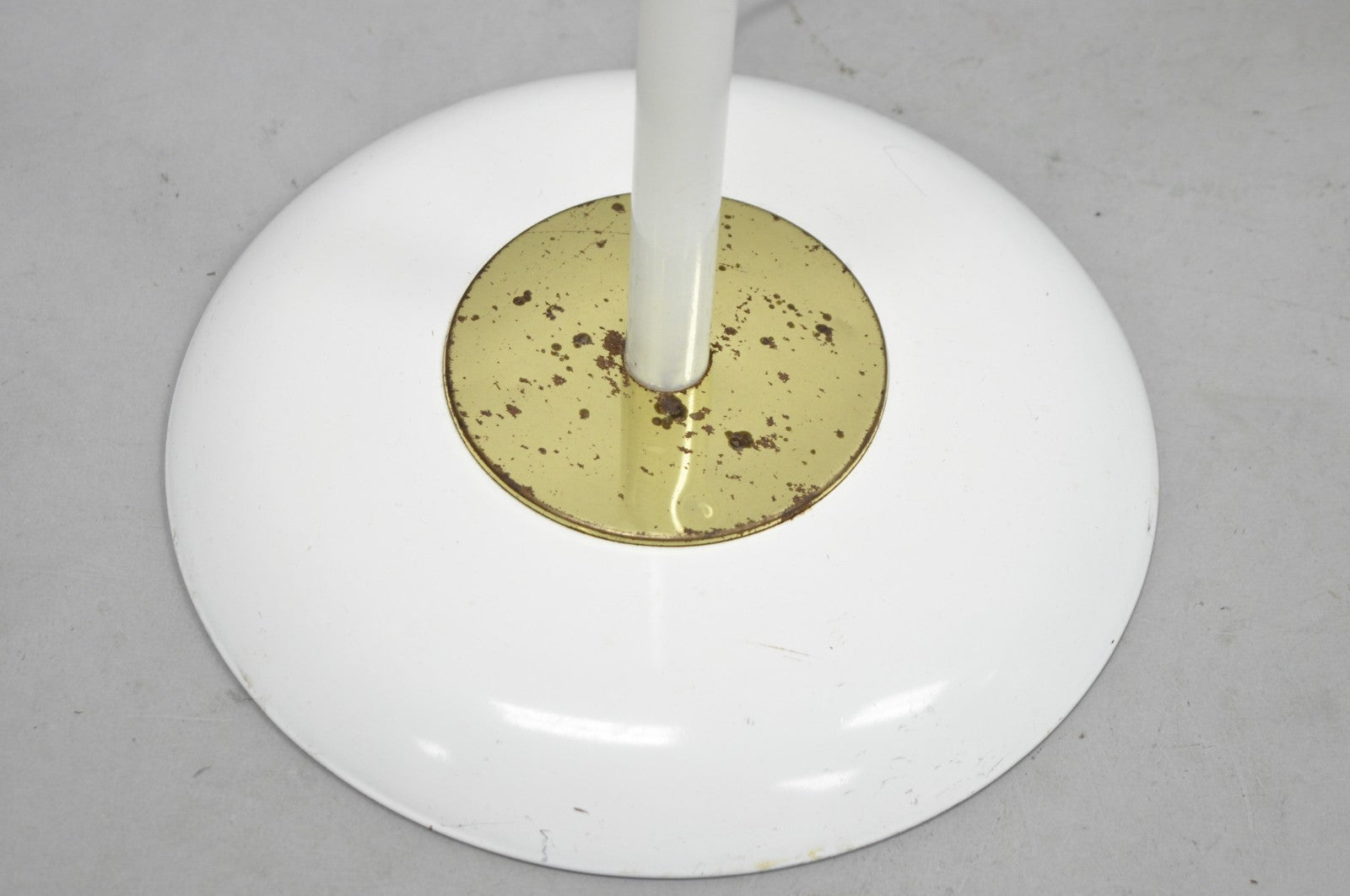 Gerald Thurston for Lightolier Mid Century Modern White Metal Pole Floor Lamp