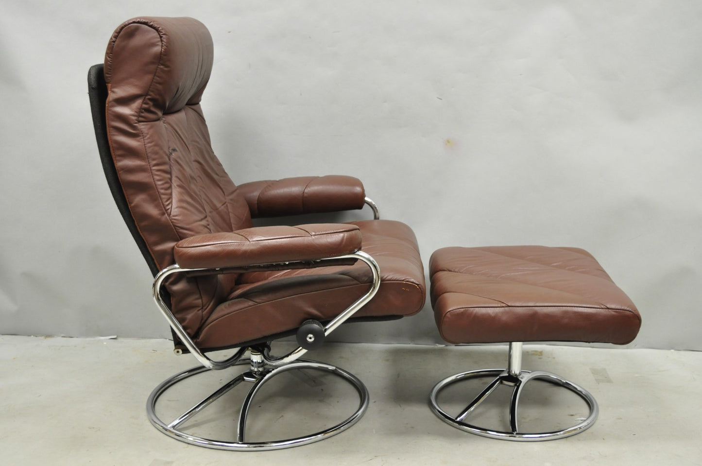 Vintage Ekornes Stressless Brown Leather Reclining Swivel Lounge Chair & Ottoman