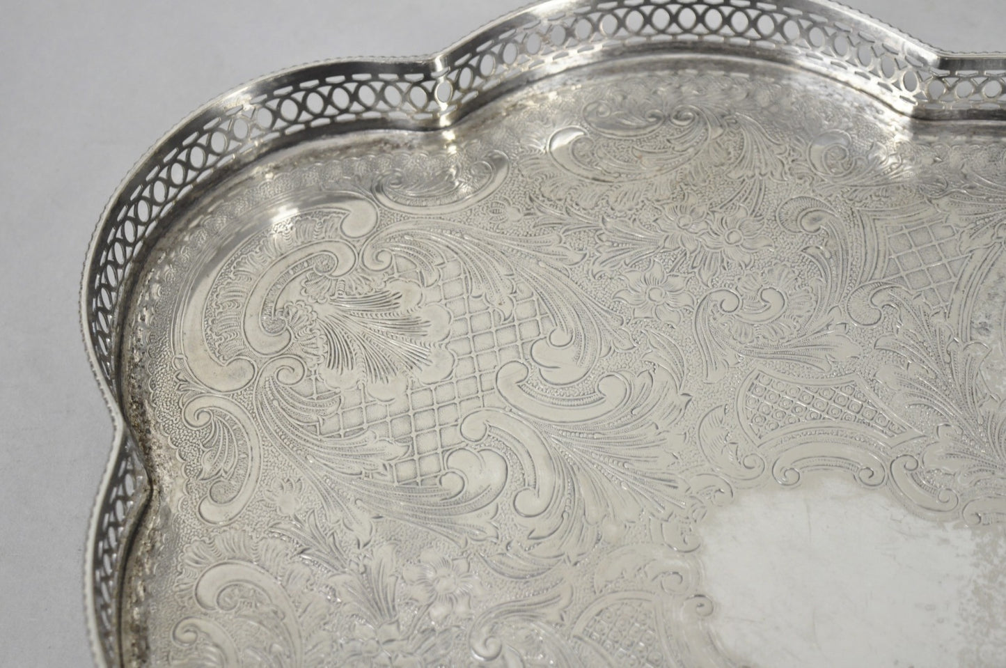 Sheffield England Chippendale Silver Plated Scalloped Serving Platter Bar Tray