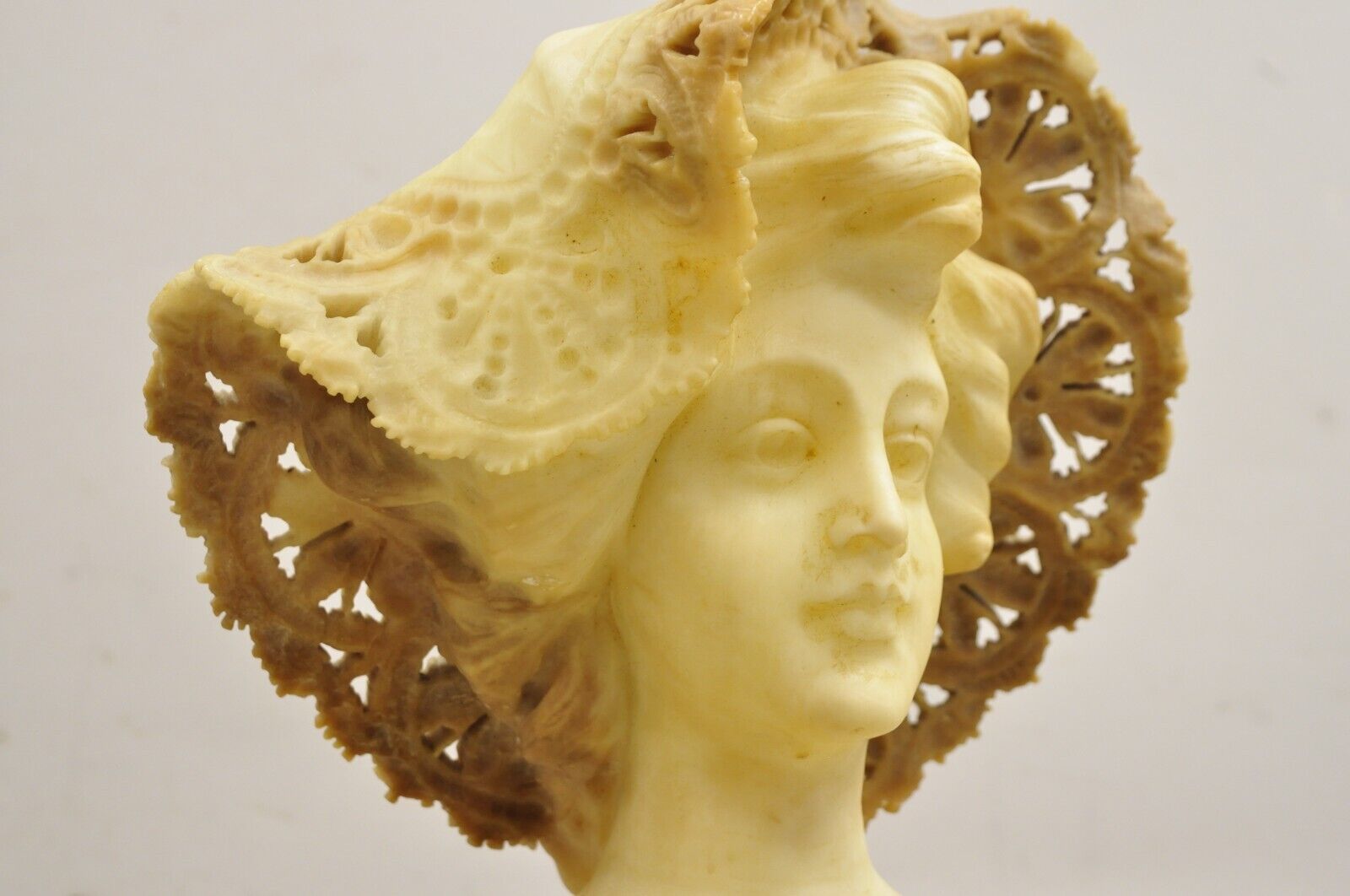 Antique Victorian Carved Italian Alabaster Woman Bust Statue att Adolfo Cipriani