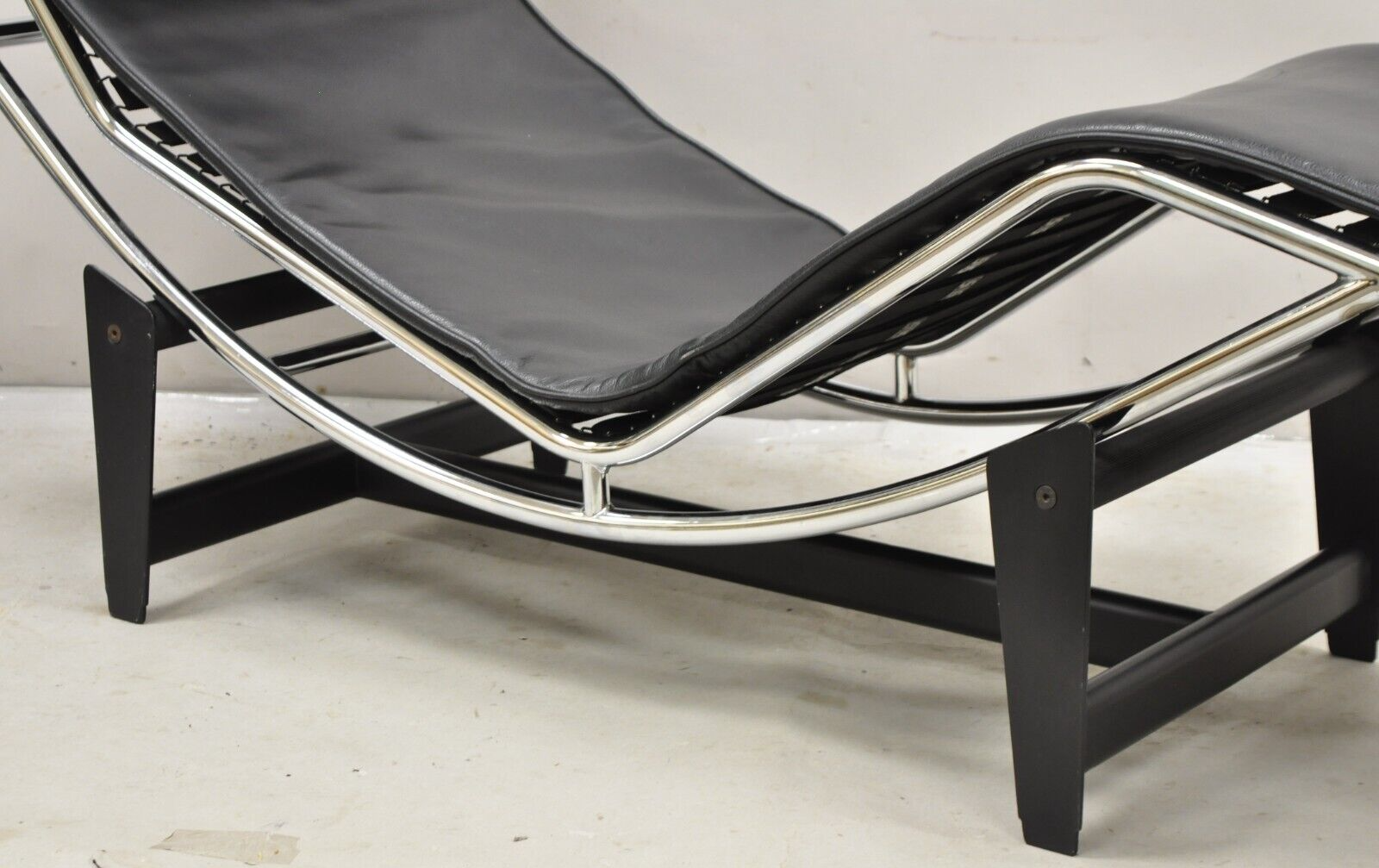 Replica Le Corbusier LC4 Style Chaise Lounge Chair in Black Leather