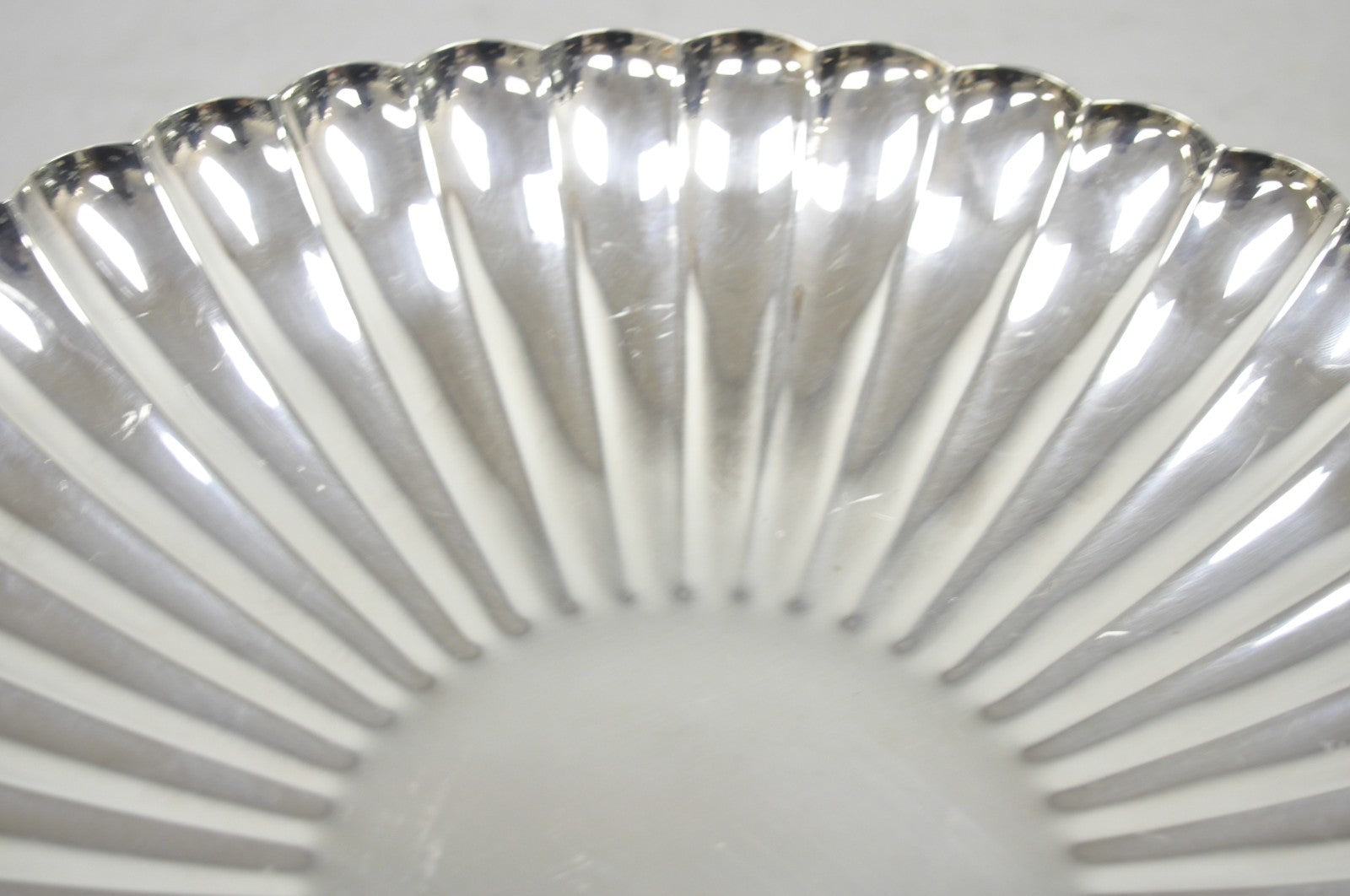 Reed & Barton 1853 Modern Silver Plated Scalloped 14" Round Dish Serving Platter