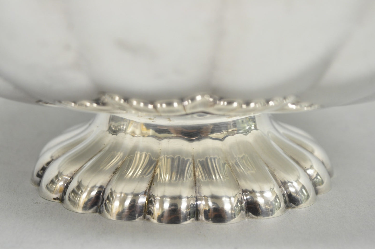 Vintage Reed & Barton Modern Silver Plated Oval Scalloped Pedestal Fruit Bowl
