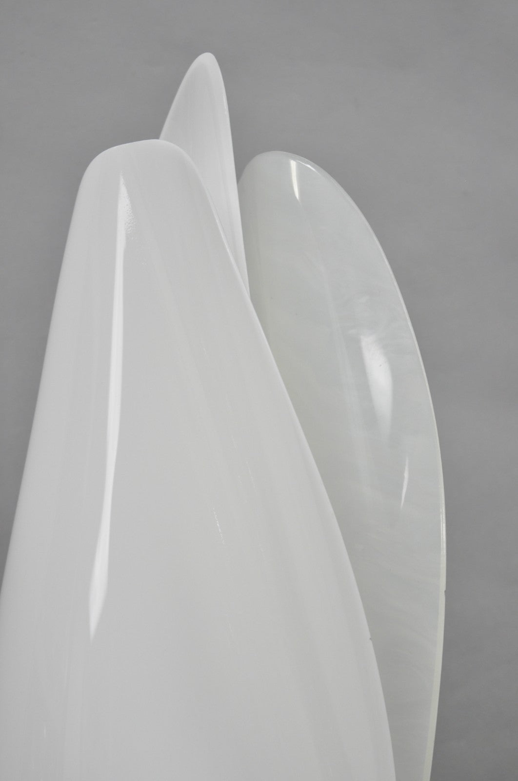 Vintage Roger Rougier White Acrylic Clam Shell Mid Century Modern Table Lamp