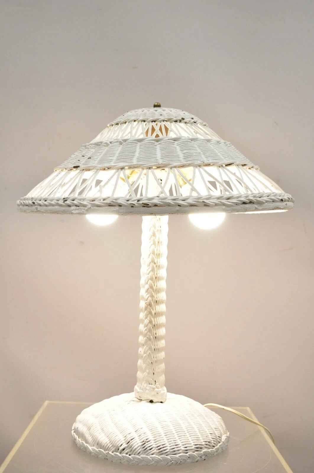 Antique Heywood Wakefield Arts & Crafts White Wicker Table Lamp With Shade