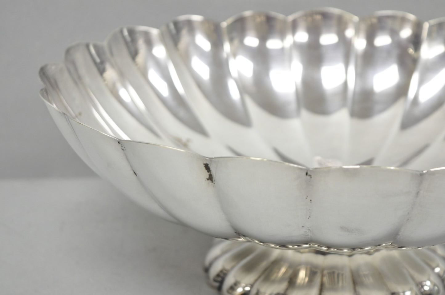 Vintage Reed & Barton Modern Silver Plated Oval Scalloped Pedestal Fruit Bowl