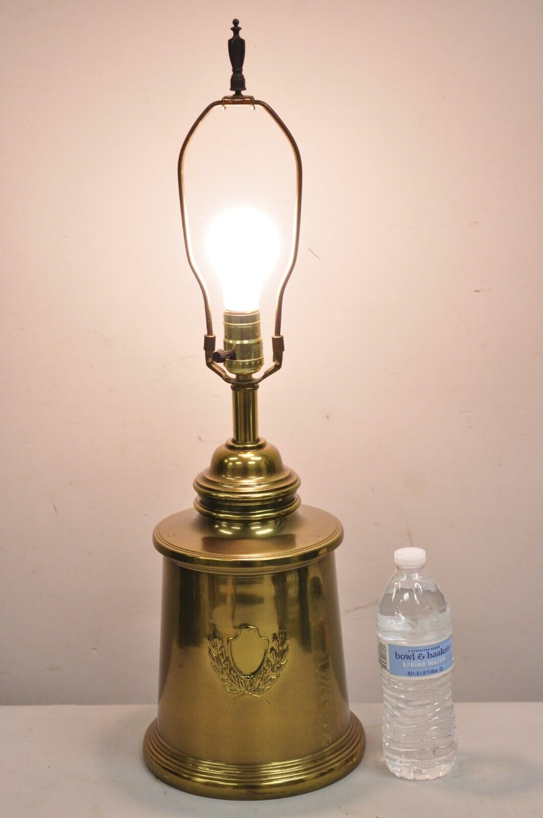 Vintage Federal Style Brass Metal Table Lamp With Shield and Wreath Design