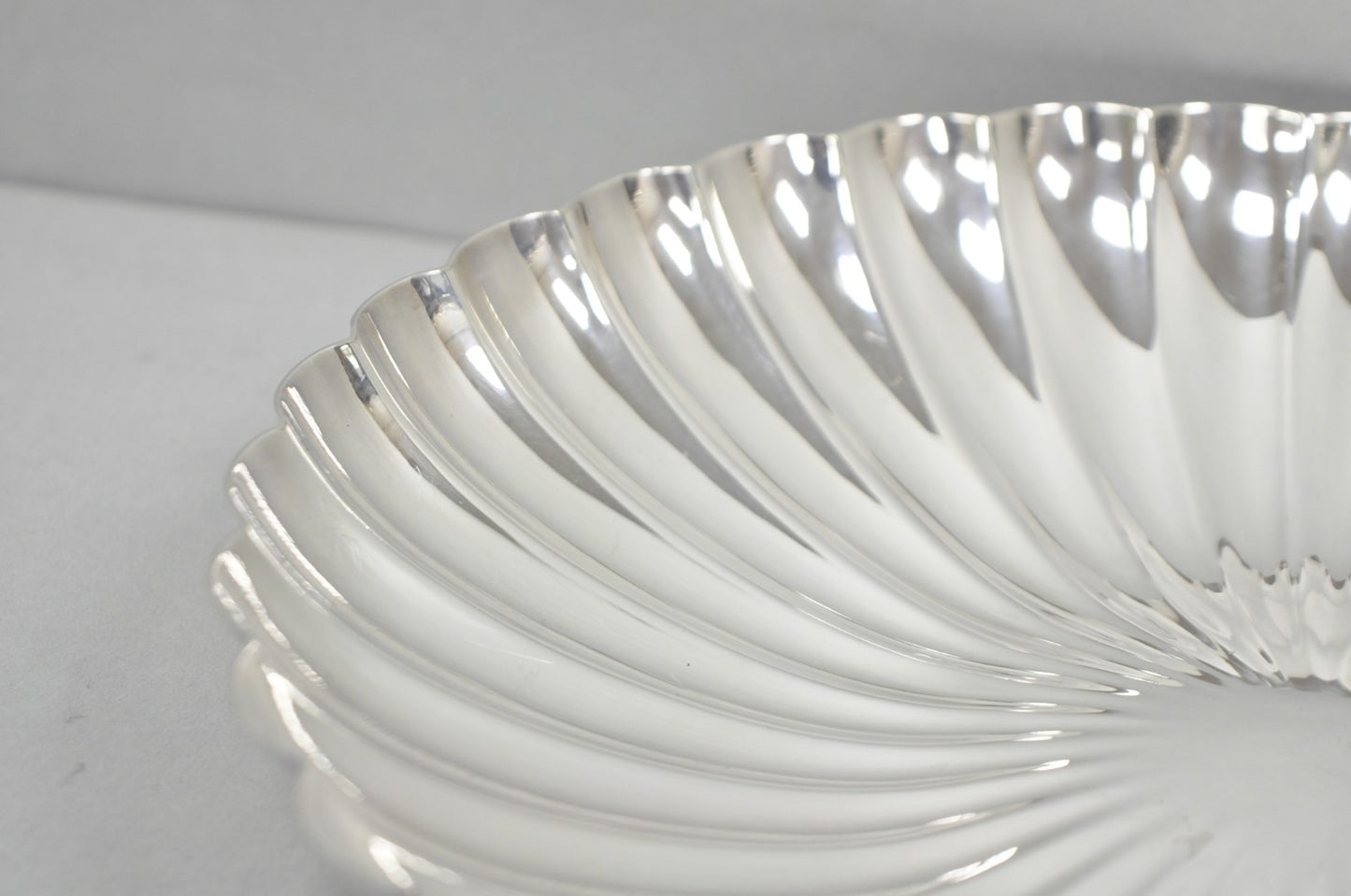 Antique Elkington English Regency 10.5" Round Scalloped Silver Plated Bowl Dish