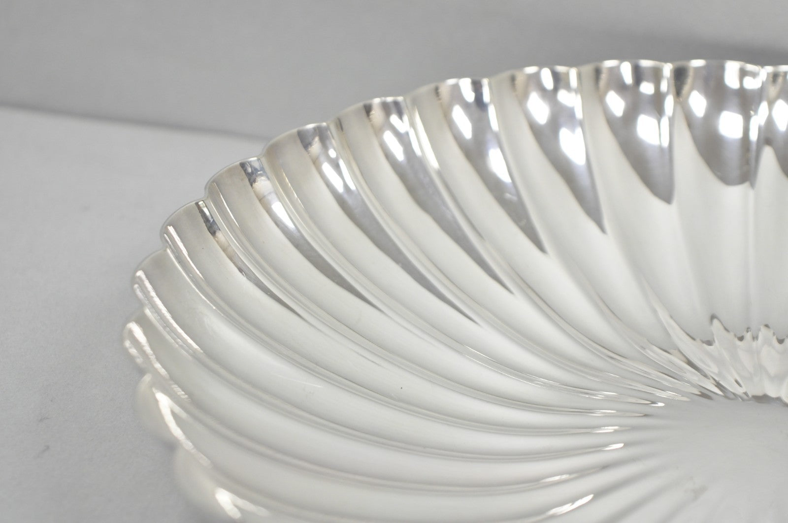 Antique Elkington English Regency 10.5" Round Scalloped Silver Plated Bowl Dish