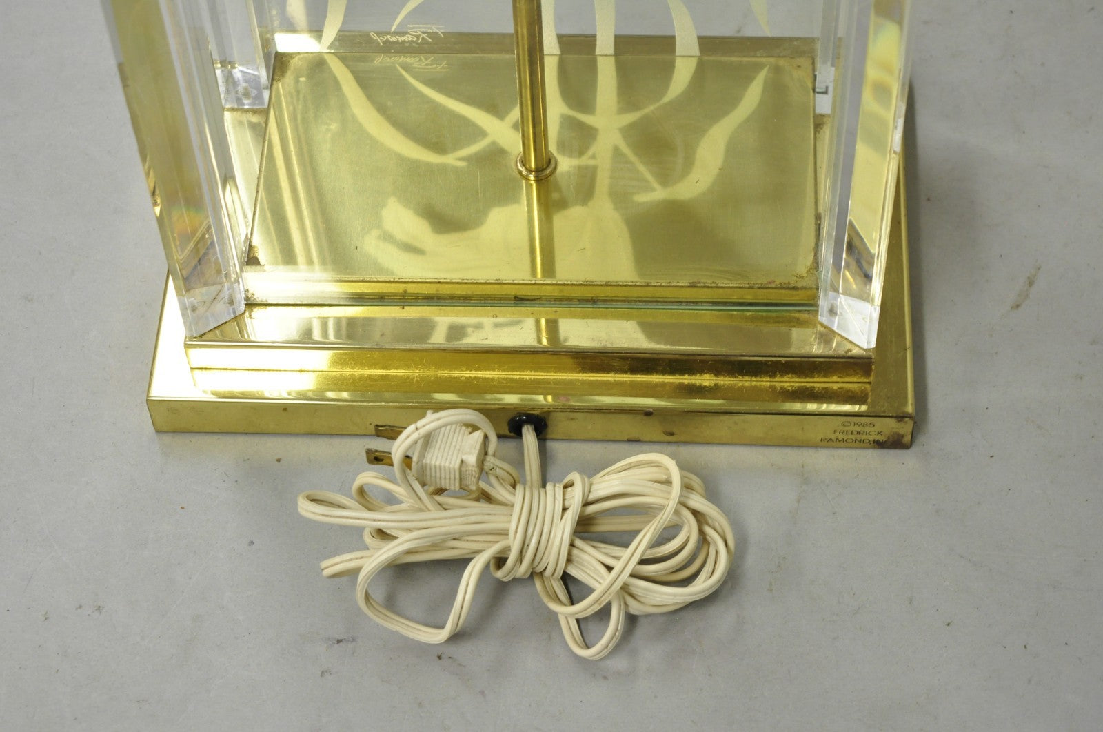 Vintage 1980s Fredrick Ramond Etched Lily Design Lucite Glass & Brass Table Lamp