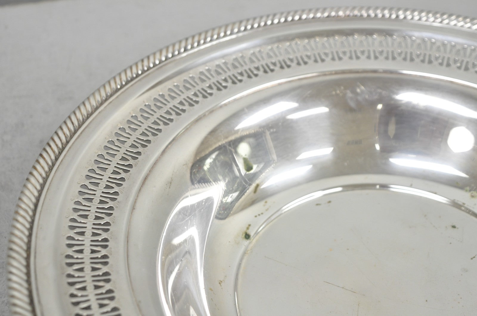 Vintage WM Rogers 835 Silver Plated Round Collection Plate Serving Dish - a Pair