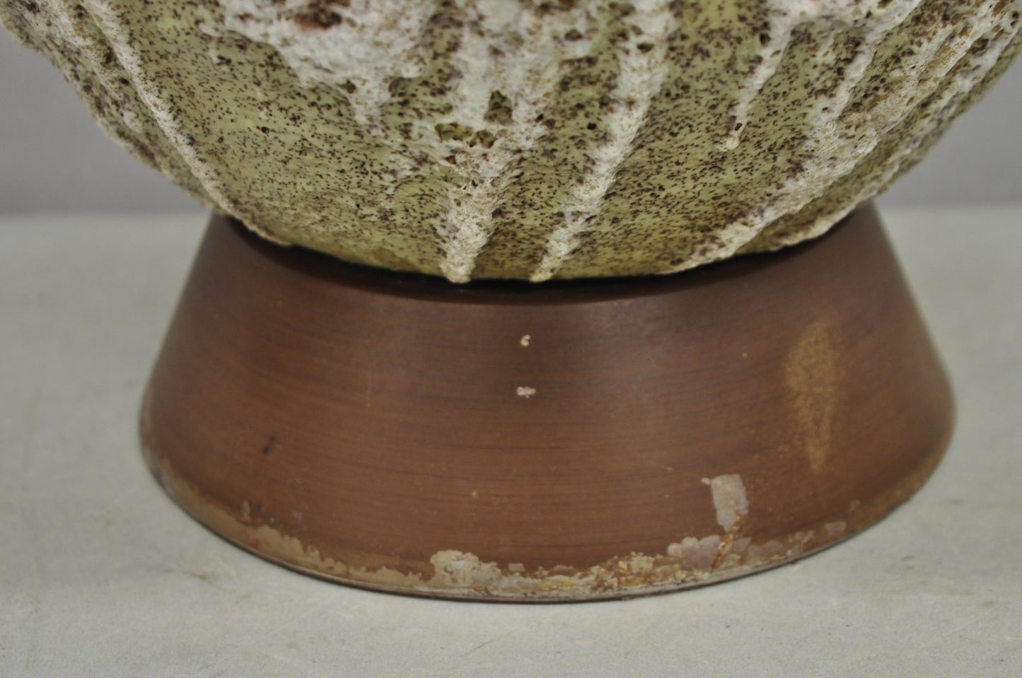 Vintage Mid Century Modern Green Bulbous Ceramic Pottery "Tigers Eye" Table Lamp