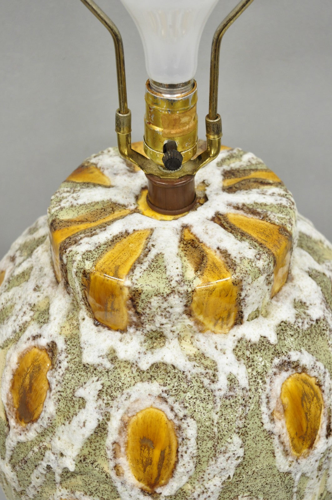 Vintage Mid Century Modern Green Bulbous Ceramic Pottery "Tigers Eye" Table Lamp