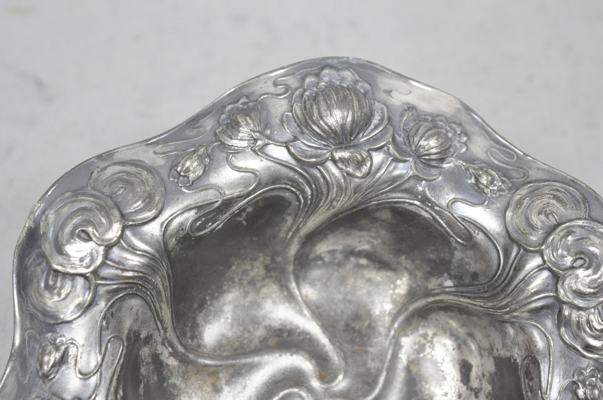 Antique Homan Silver Plated Art Nouveau Round Scalloped Floral Repousse Nut Dish