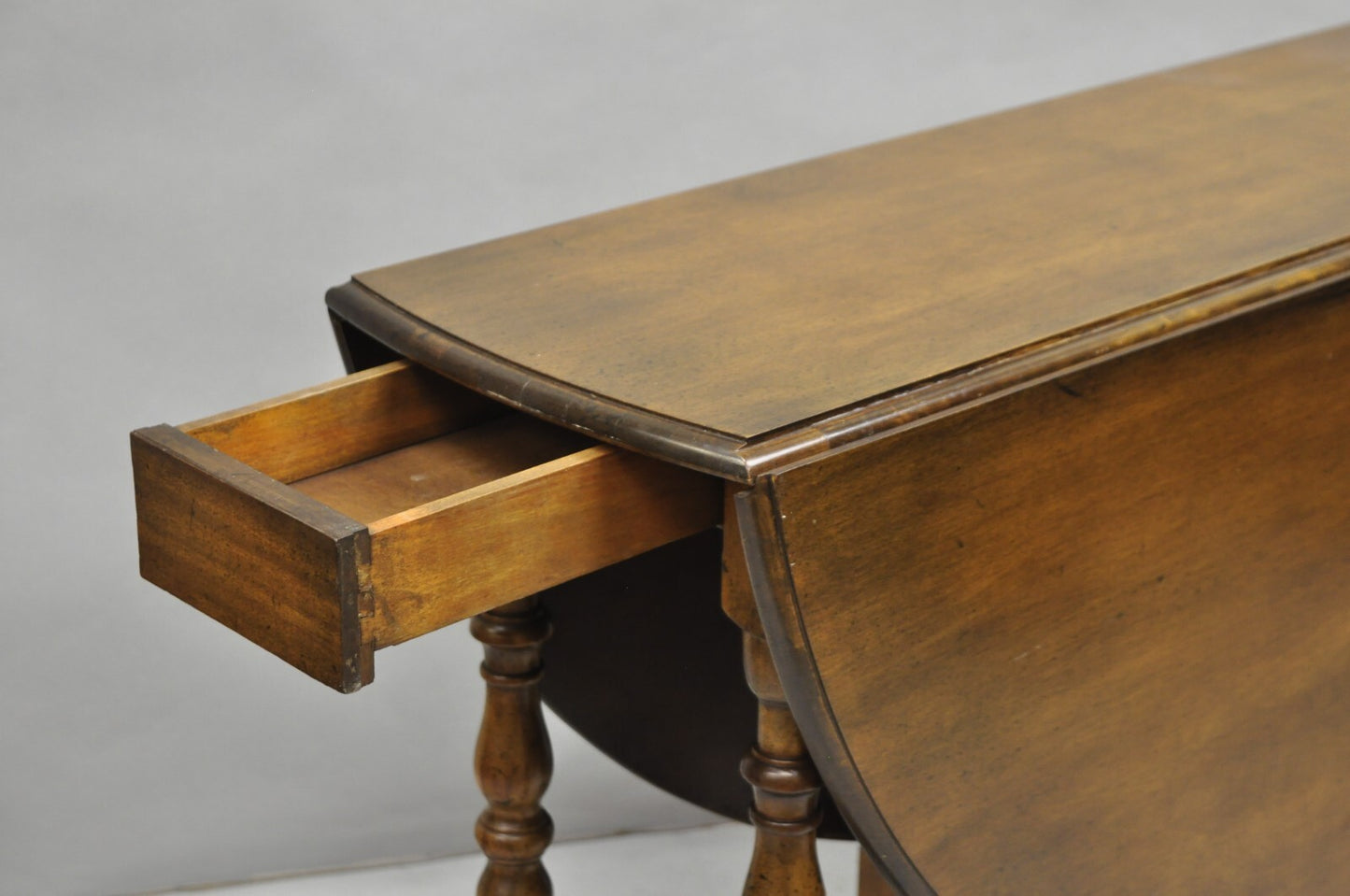 Antique William & Mary Large Round Dropleaf Maple Wood Gate Leg Dining Table