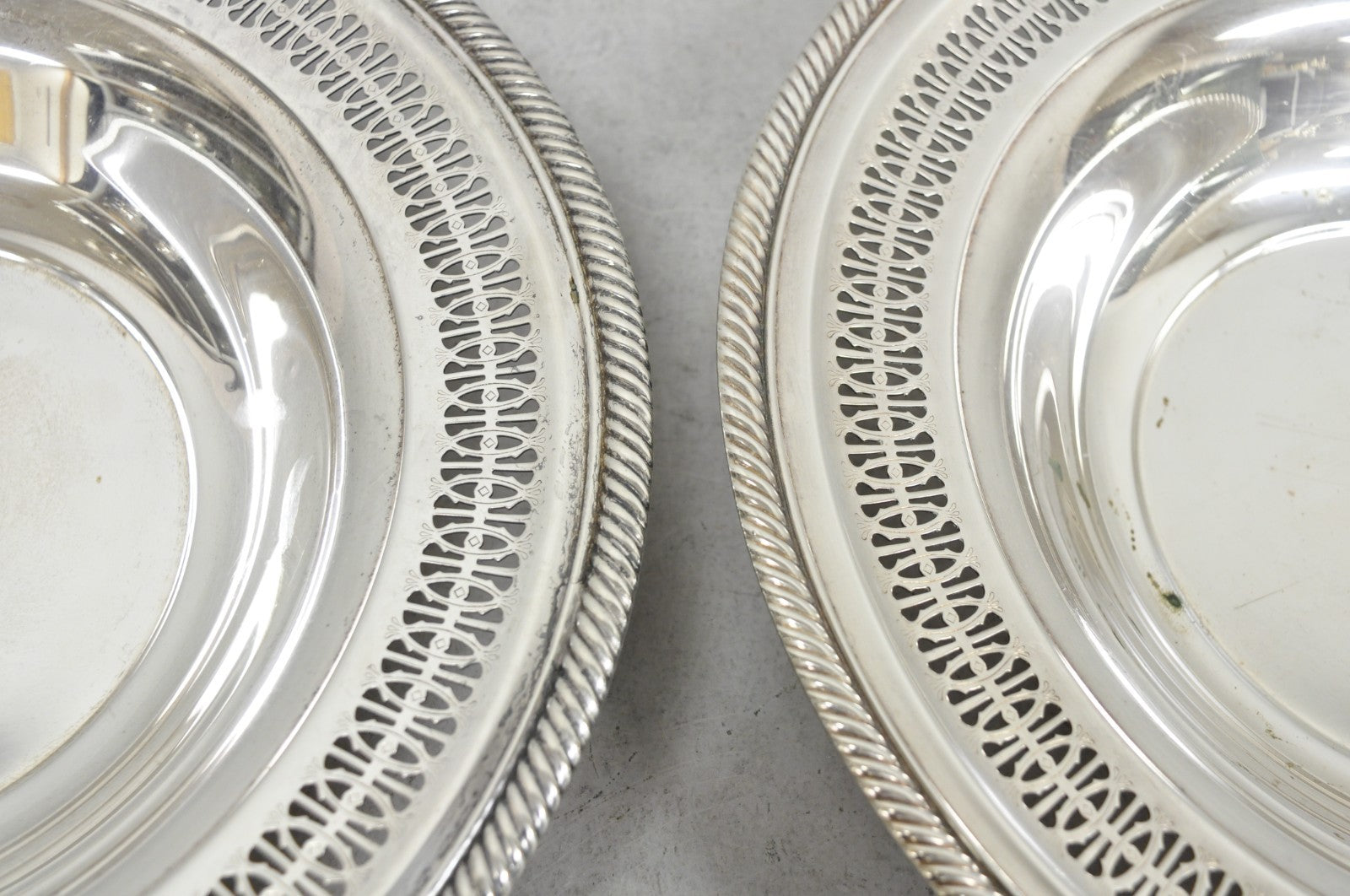Vintage WM Rogers 835 Silver Plated Round Collection Plate Serving Dish - a Pair
