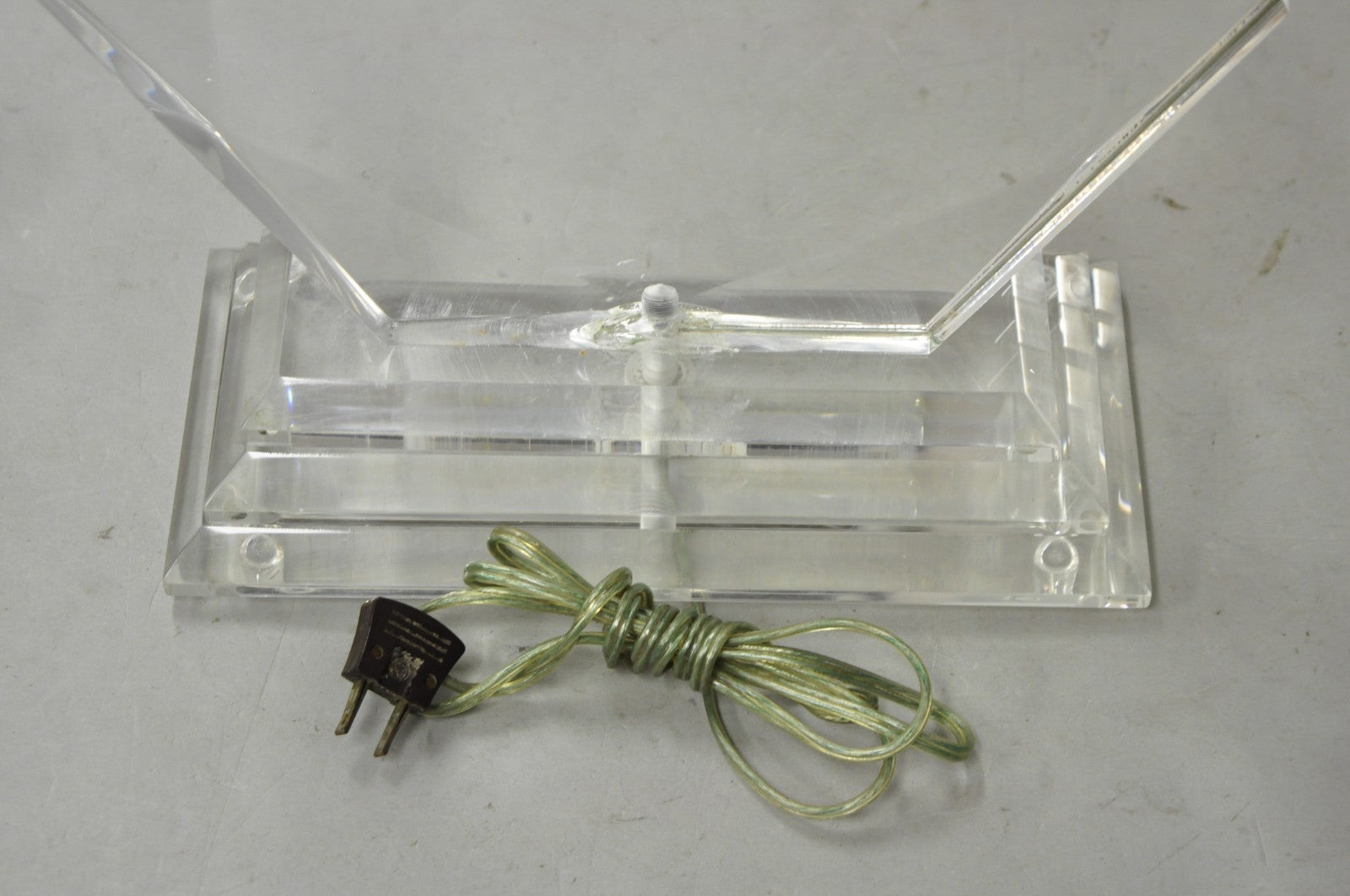 Vintage Mid Century Modern Faceted Hexagon Diamond Clear Lucite Table Lamp