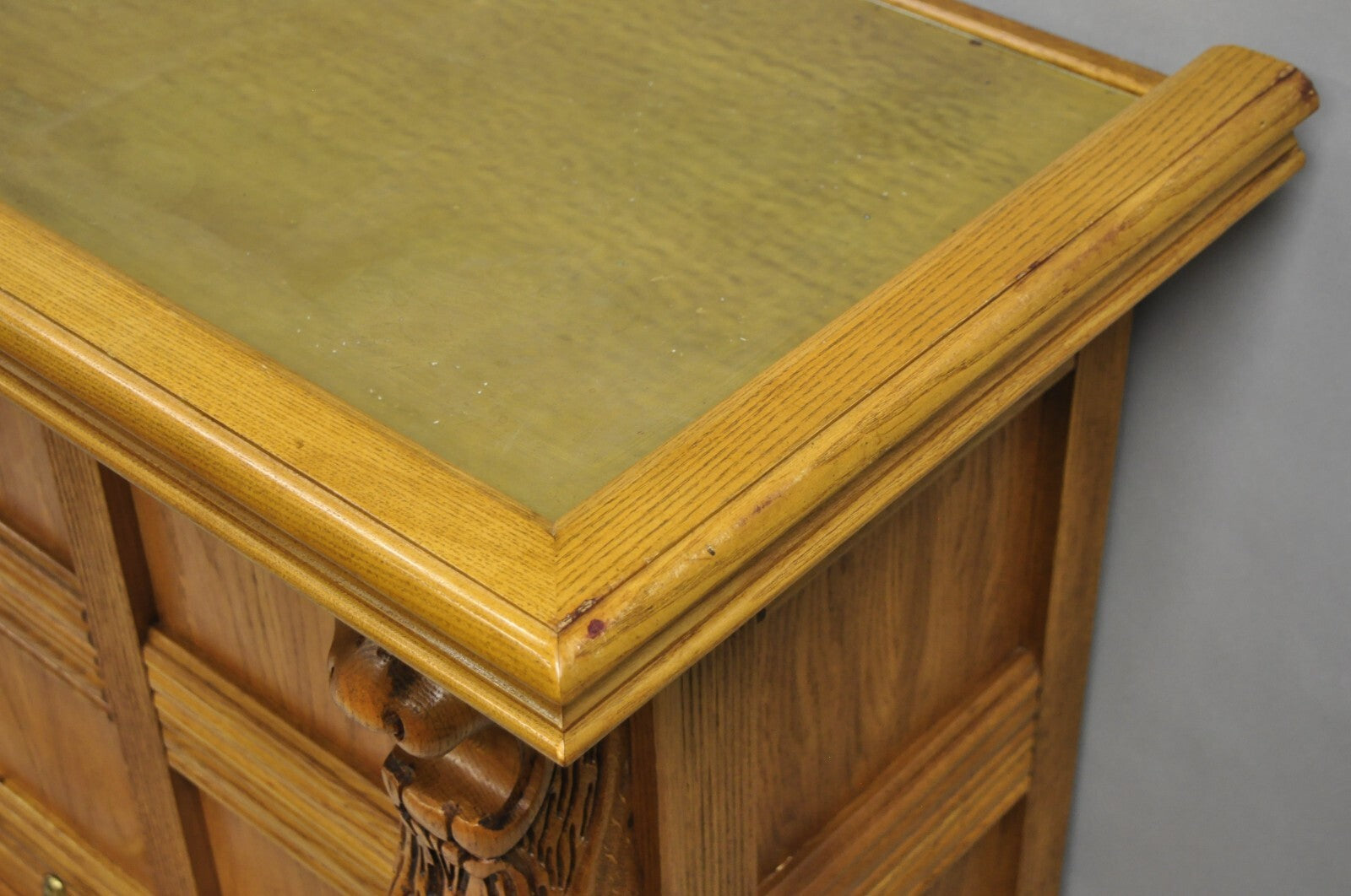 Pulaski Keepsake Collection Oak Wood Bar with Griffins and 2 Swivel Bar Stools