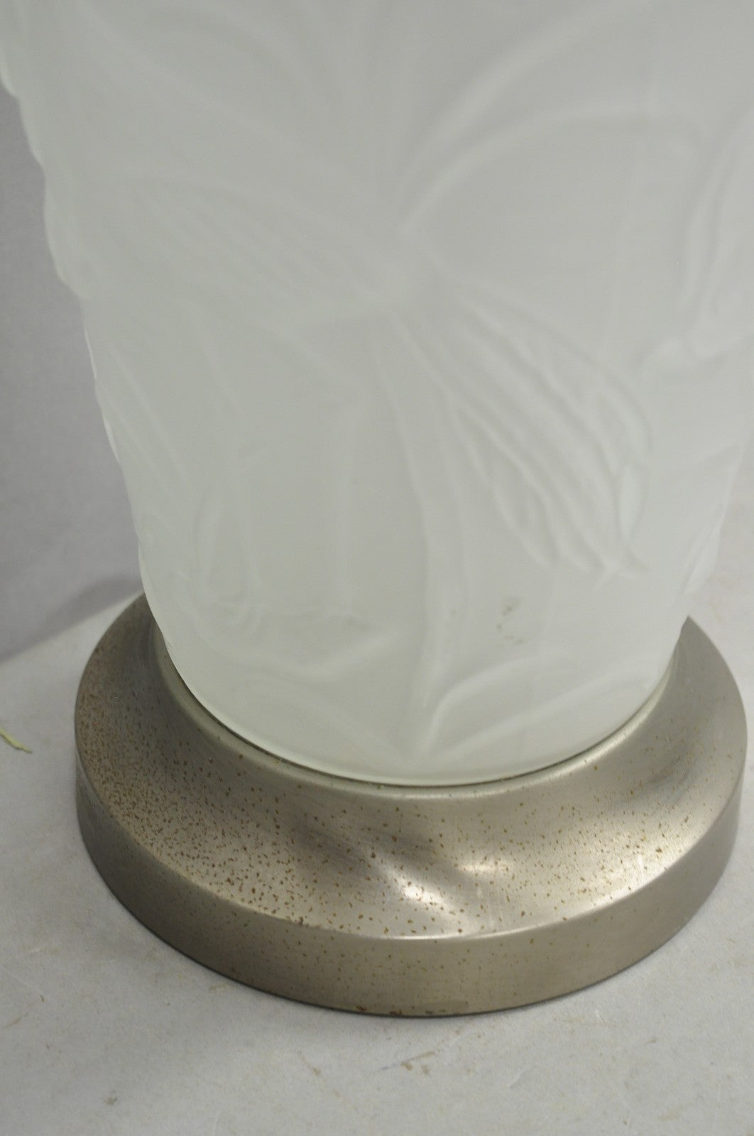 Vintage Chinoiserie Raised Satin Glass Tropical Birds Art Nouveau Table Lamp