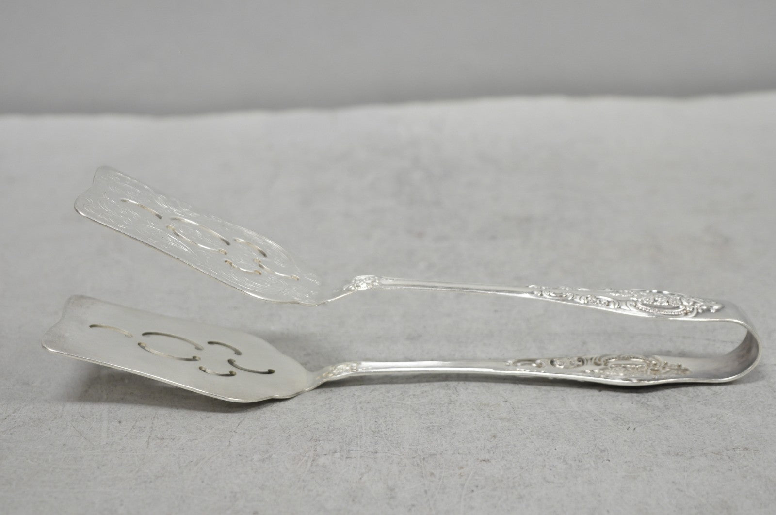 Vintage Wallace Baroque Silver Plated Pastry Sandwich Asparagus Vegetable Tongs