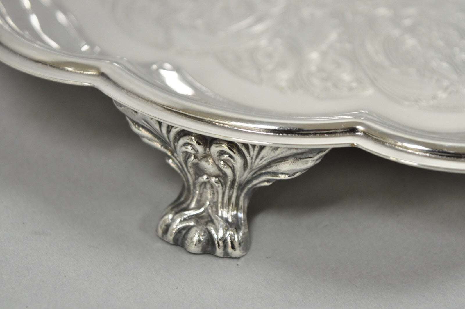 Vintage Sheridan Victorian Silver Plated Footed Round Serving Platter Bar Tray
