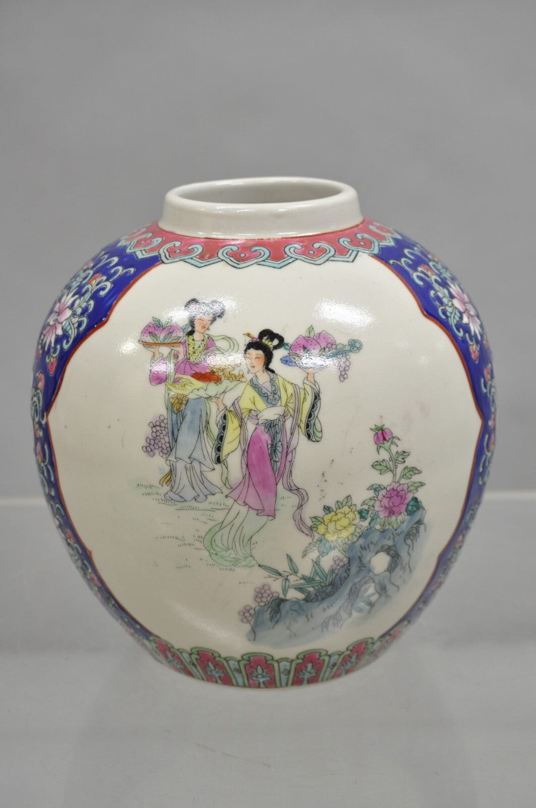 Vintage Chinese Ceramic Porcelain Oriental 9" Bulbous Jardiniere Vase w/ Figures