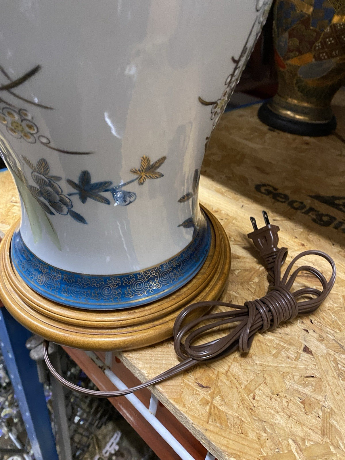 Vintage Chinoiserie Chinese Blue Flower Porcelain Jardiniere Vase Table Lamp
